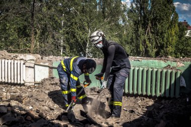 Kharkiv, Ukrayna, 25 Temmuz 2025. İtfaiyeciler, KAB hava bombasıyla vurulan Harkiv 'in hastanelerinden birine yapılan saldırıya yanıt verdiler. Hastane tamamen harap olmuştu. Hasar çok büyüktü..