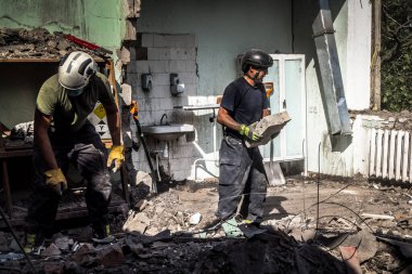 Kharkiv, Ukrayna, 25 Temmuz 2025. İtfaiyeciler, KAB hava bombasıyla vurulan Harkiv 'in hastanelerinden birine yapılan saldırıya yanıt verdiler. Hastane tamamen harap olmuştu. Hasar çok büyüktü..