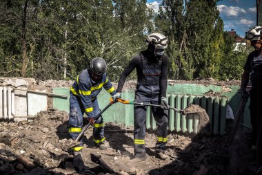 Kharkiv, Ukrayna, 25 Temmuz 2025. İtfaiyeciler, KAB hava bombasıyla vurulan Harkiv 'in hastanelerinden birine yapılan saldırıya yanıt verdiler. Hastane tamamen harap olmuştu. Hasar çok büyüktü..