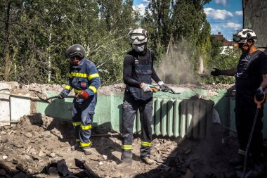 Kharkiv, Ukrayna, 25 Temmuz 2025. İtfaiyeciler, KAB hava bombasıyla vurulan Harkiv 'in hastanelerinden birine yapılan saldırıya yanıt verdiler. Hastane tamamen harap olmuştu. Hasar çok büyüktü..