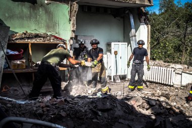 Kharkiv, Ukrayna, 25 Temmuz 2025. İtfaiyeciler, KAB hava bombasıyla vurulan Harkiv 'in hastanelerinden birine yapılan saldırıya yanıt verdiler. Hastane tamamen harap olmuştu. Hasar çok büyüktü..