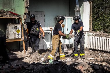 Kharkiv, Ukrayna, 25 Temmuz 2025. İtfaiyeciler, KAB hava bombasıyla vurulan Harkiv 'in hastanelerinden birine yapılan saldırıya yanıt verdiler. Hastane tamamen harap olmuştu. Hasar çok büyüktü..