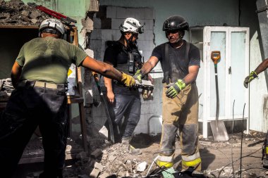 Kharkiv, Ukrayna, 25 Temmuz 2025. İtfaiyeciler, KAB hava bombasıyla vurulan Harkiv 'in hastanelerinden birine yapılan saldırıya yanıt verdiler. Hastane tamamen harap olmuştu. Hasar çok büyüktü..