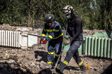 Kharkiv, Ukrayna, 25 Temmuz 2025. İtfaiyeciler, KAB hava bombasıyla vurulan Harkiv 'in hastanelerinden birine yapılan saldırıya yanıt verdiler. Hastane tamamen harap olmuştu. Hasar çok büyüktü..