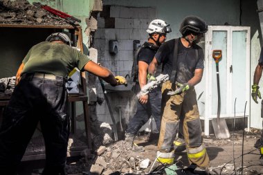 Kharkiv, Ukrayna, 25 Temmuz 2025. İtfaiyeciler, KAB hava bombasıyla vurulan Harkiv 'in hastanelerinden birine yapılan saldırıya yanıt verdiler. Hastane tamamen harap olmuştu. Hasar çok büyüktü..