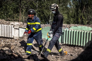 Kharkiv, Ukrayna, 25 Temmuz 2025. İtfaiyeciler, KAB hava bombasıyla vurulan Harkiv 'in hastanelerinden birine yapılan saldırıya yanıt verdiler. Hastane tamamen harap olmuştu. Hasar çok büyüktü..