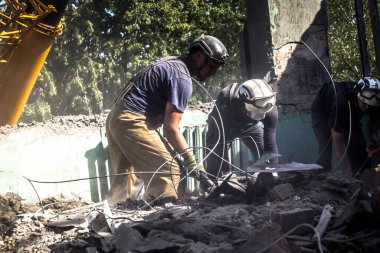 Kharkiv, Ukrayna, 25 Temmuz 2025. İtfaiyeciler, KAB hava bombasıyla vurulan Harkiv 'in hastanelerinden birine yapılan saldırıya yanıt verdiler. Hastane tamamen harap olmuştu. Hasar çok büyüktü..