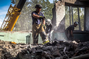 Kharkiv, Ukrayna, 25 Temmuz 2025. İtfaiyeciler, KAB hava bombasıyla vurulan Harkiv 'in hastanelerinden birine yapılan saldırıya yanıt verdiler. Hastane tamamen harap olmuştu. Hasar çok büyüktü..