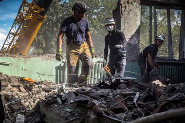 Kharkiv, Ukrayna, 25 Temmuz 2025. İtfaiyeciler, KAB hava bombasıyla vurulan Harkiv 'in hastanelerinden birine yapılan saldırıya yanıt verdiler. Hastane tamamen harap olmuştu. Hasar çok büyüktü..