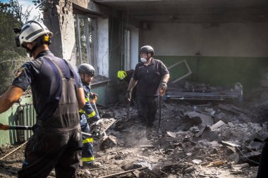 Kharkiv, Ukrayna, 25 Temmuz 2025. İtfaiyeciler, KAB hava bombasıyla vurulan Harkiv 'in hastanelerinden birine yapılan saldırıya yanıt verdiler. Hastane tamamen harap olmuştu. Hasar çok büyüktü..