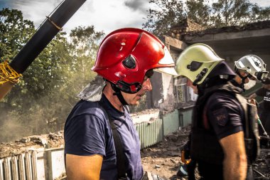 Kharkiv, Ukrayna, 25 Temmuz 2025. İtfaiyeciler, KAB hava bombasıyla vurulan Harkiv 'in hastanelerinden birine yapılan saldırıya yanıt verdiler. Hastane tamamen harap olmuştu. Hasar çok büyüktü..