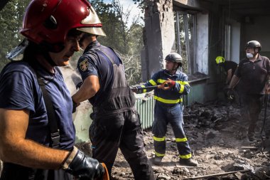 Kharkiv, Ukrayna, 25 Temmuz 2025. İtfaiyeciler, KAB hava bombasıyla vurulan Harkiv 'in hastanelerinden birine yapılan saldırıya yanıt verdiler. Hastane tamamen harap olmuştu. Hasar çok büyüktü..