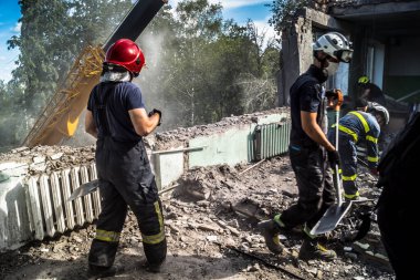 Kharkiv, Ukrayna, 25 Temmuz 2025. İtfaiyeciler, KAB hava bombasıyla vurulan Harkiv 'in hastanelerinden birine yapılan saldırıya yanıt verdiler. Hastane tamamen harap olmuştu. Hasar çok büyüktü..