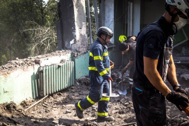 Kharkiv, Ukrayna, 25 Temmuz 2025. İtfaiyeciler, KAB hava bombasıyla vurulan Harkiv 'in hastanelerinden birine yapılan saldırıya yanıt verdiler. Hastane tamamen harap olmuştu. Hasar çok büyüktü..