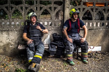 Kharkiv, Ukrayna, 25 Temmuz 2025. İtfaiyeciler, KAB hava bombasıyla vurulan Harkiv 'in hastanelerinden birine yapılan saldırıya yanıt verdiler. Hastane tamamen harap olmuştu. Hasar çok büyüktü..