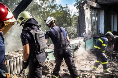 Kharkiv, Ukrayna, 25 Temmuz 2025. İtfaiyeciler, KAB hava bombasıyla vurulan Harkiv 'in hastanelerinden birine yapılan saldırıya yanıt verdiler. Hastane tamamen harap olmuştu. Hasar çok büyüktü..