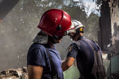 Kharkiv, Ukrayna, 25 Temmuz 2025. İtfaiyeciler, KAB hava bombasıyla vurulan Harkiv 'in hastanelerinden birine yapılan saldırıya yanıt verdiler. Hastane tamamen harap olmuştu. Hasar çok büyüktü..