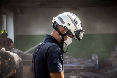 Kharkiv, Ukrayna, 25 Temmuz 2025. İtfaiyeciler, KAB hava bombasıyla vurulan Harkiv 'in hastanelerinden birine yapılan saldırıya yanıt verdiler. Hastane tamamen harap olmuştu. Hasar çok büyüktü..