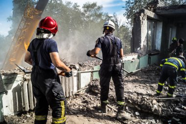Kharkiv, Ukrayna, 25 Temmuz 2025. İtfaiyeciler, KAB hava bombasıyla vurulan Harkiv 'in hastanelerinden birine yapılan saldırıya yanıt verdiler. Hastane tamamen harap olmuştu. Hasar çok büyüktü..