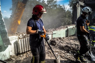 Kharkiv, Ukrayna, 25 Temmuz 2025. İtfaiyeciler, KAB hava bombasıyla vurulan Harkiv 'in hastanelerinden birine yapılan saldırıya yanıt verdiler. Hastane tamamen harap olmuştu. Hasar çok büyüktü..