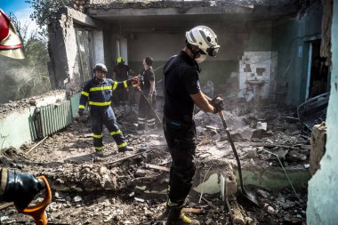 Kharkiv, Ukrayna, 25 Temmuz 2025. İtfaiyeciler, KAB hava bombasıyla vurulan Harkiv 'in hastanelerinden birine yapılan saldırıya yanıt verdiler. Hastane tamamen harap olmuştu. Hasar çok büyüktü..