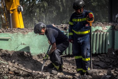 Kharkiv, Ukrayna, 25 Temmuz 2025. İtfaiyeciler, KAB hava bombasıyla vurulan Harkiv 'in hastanelerinden birine yapılan saldırıya yanıt verdiler. Hastane tamamen harap olmuştu. Hasar çok büyüktü..
