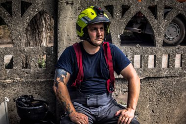 Kharkiv, Ukrayna, 25 Temmuz 2025. İtfaiyeciler, KAB hava bombasıyla vurulan Harkiv 'in hastanelerinden birine yapılan saldırıya yanıt verdiler. Hastane tamamen harap olmuştu. Hasar çok büyüktü..