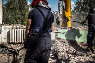 Kharkiv, Ukrayna, 25 Temmuz 2025. İtfaiyeciler, KAB hava bombasıyla vurulan Harkiv 'in hastanelerinden birine yapılan saldırıya yanıt verdiler. Hastane tamamen harap olmuştu. Hasar çok büyüktü..