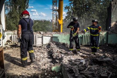 Kharkiv, Ukrayna, 25 Temmuz 2025. İtfaiyeciler, KAB hava bombasıyla vurulan Harkiv 'in hastanelerinden birine yapılan saldırıya yanıt verdiler. Hastane tamamen harap olmuştu. Hasar çok büyüktü..