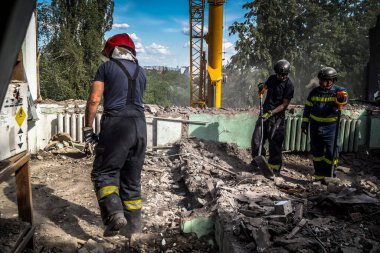 Kharkiv, Ukrayna, 25 Temmuz 2025. İtfaiyeciler, KAB hava bombasıyla vurulan Harkiv 'in hastanelerinden birine yapılan saldırıya yanıt verdiler. Hastane tamamen harap olmuştu. Hasar çok büyüktü..