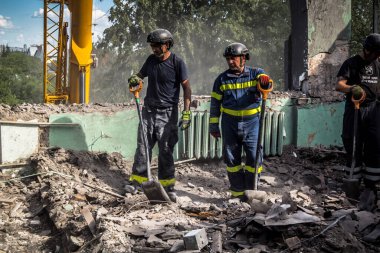 Kharkiv, Ukrayna, 25 Temmuz 2025. İtfaiyeciler, KAB hava bombasıyla vurulan Harkiv 'in hastanelerinden birine yapılan saldırıya yanıt verdiler. Hastane tamamen harap olmuştu. Hasar çok büyüktü..