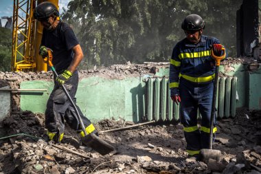 Kharkiv, Ukrayna, 25 Temmuz 2025. İtfaiyeciler, KAB hava bombasıyla vurulan Harkiv 'in hastanelerinden birine yapılan saldırıya yanıt verdiler. Hastane tamamen harap olmuştu. Hasar çok büyüktü..