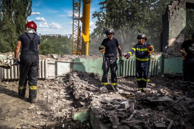 Kharkiv, Ukrayna, 25 Temmuz 2025. İtfaiyeciler, KAB hava bombasıyla vurulan Harkiv 'in hastanelerinden birine yapılan saldırıya yanıt verdiler. Hastane tamamen harap olmuştu. Hasar çok büyüktü..