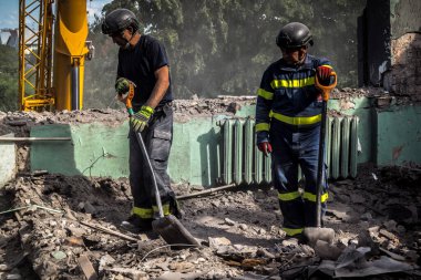 Kharkiv, Ukrayna, 25 Temmuz 2025. İtfaiyeciler, KAB hava bombasıyla vurulan Harkiv 'in hastanelerinden birine yapılan saldırıya yanıt verdiler. Hastane tamamen harap olmuştu. Hasar çok büyüktü..