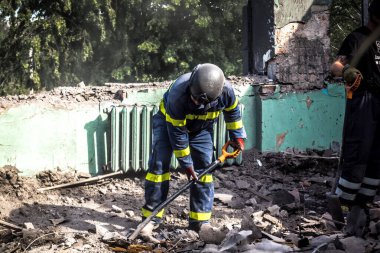 Kharkiv, Ukrayna, 25 Temmuz 2025. İtfaiyeciler, KAB hava bombasıyla vurulan Harkiv 'in hastanelerinden birine yapılan saldırıya yanıt verdiler. Hastane tamamen harap olmuştu. Hasar çok büyüktü..