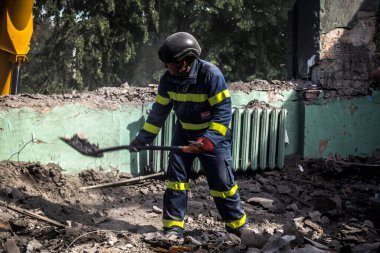 Kharkiv, Ukrayna, 25 Temmuz 2025. İtfaiyeciler, KAB hava bombasıyla vurulan Harkiv 'in hastanelerinden birine yapılan saldırıya yanıt verdiler. Hastane tamamen harap olmuştu. Hasar çok büyüktü..