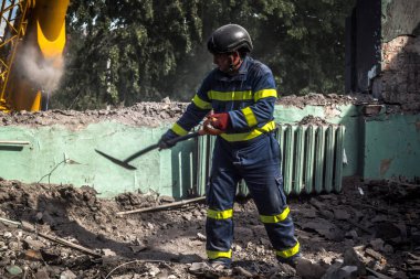 Kharkiv, Ukrayna, 25 Temmuz 2025. İtfaiyeciler, KAB hava bombasıyla vurulan Harkiv 'in hastanelerinden birine yapılan saldırıya yanıt verdiler. Hastane tamamen harap olmuştu. Hasar çok büyüktü..