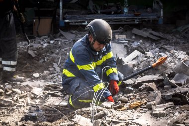 Kharkiv, Ukrayna, 25 Temmuz 2025. İtfaiyeciler, KAB hava bombasıyla vurulan Harkiv 'in hastanelerinden birine yapılan saldırıya yanıt verdiler. Hastane tamamen harap olmuştu. Hasar çok büyüktü..