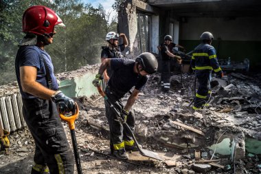 Kharkiv, Ukrayna, 25 Temmuz 2025. İtfaiyeciler, KAB hava bombasıyla vurulan Harkiv 'in hastanelerinden birine yapılan saldırıya yanıt verdiler. Hastane tamamen harap olmuştu. Hasar çok büyüktü..