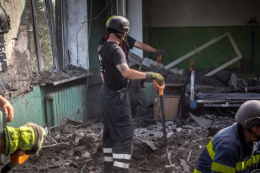 Kharkiv, Ukrayna, 25 Temmuz 2025. İtfaiyeciler, KAB hava bombasıyla vurulan Harkiv 'in hastanelerinden birine yapılan saldırıya yanıt verdiler. Hastane tamamen harap olmuştu. Hasar çok büyüktü..