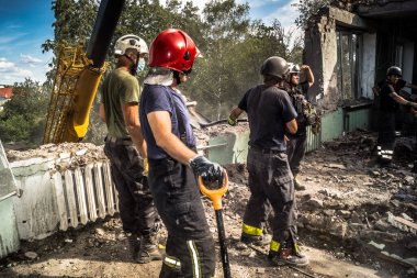 Kharkiv, Ukrayna, 25 Temmuz 2025. İtfaiyeciler, KAB hava bombasıyla vurulan Harkiv 'in hastanelerinden birine yapılan saldırıya yanıt verdiler. Hastane tamamen harap olmuştu. Hasar çok büyüktü..