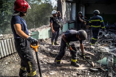 Kharkiv, Ukrayna, 25 Temmuz 2025. İtfaiyeciler, KAB hava bombasıyla vurulan Harkiv 'in hastanelerinden birine yapılan saldırıya yanıt verdiler. Hastane tamamen harap olmuştu. Hasar çok büyüktü..