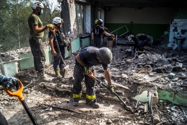 Kharkiv, Ukrayna, 25 Temmuz 2025. İtfaiyeciler, KAB hava bombasıyla vurulan Harkiv 'in hastanelerinden birine yapılan saldırıya yanıt verdiler. Hastane tamamen harap olmuştu. Hasar çok büyüktü..