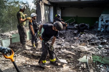 Kharkiv, Ukrayna, 25 Temmuz 2025. İtfaiyeciler, KAB hava bombasıyla vurulan Harkiv 'in hastanelerinden birine yapılan saldırıya yanıt verdiler. Hastane tamamen harap olmuştu. Hasar çok büyüktü..