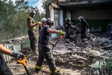 Kharkiv, Ukrayna, 25 Temmuz 2025. İtfaiyeciler, KAB hava bombasıyla vurulan Harkiv 'in hastanelerinden birine yapılan saldırıya yanıt verdiler. Hastane tamamen harap olmuştu. Hasar çok büyüktü..