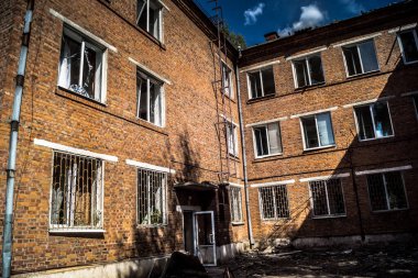 Kharkiv, Ukrayna, 25 Temmuz 2025 Rusya Kharkiv 'deki hastaneyi güdümlü hava bombasıyla vurdu. Grev sonucunda, binanın ikinci katı ve çatısı kısmen tahrip edildi..