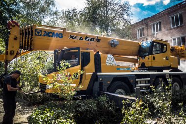 Kharkiv, Ukrayna, 25 Temmuz 2025. İtfaiyeciler, KAB hava bombasıyla vurulan Harkiv 'in hastanelerinden birine yapılan saldırıya yanıt verdiler. Hastane tamamen harap olmuştu. Hasar çok büyüktü..