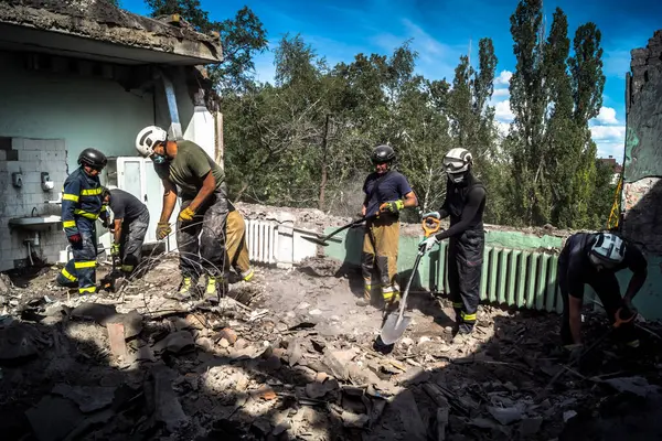 Kharkiv, Ukrayna, 25 Temmuz 2025. İtfaiyeciler, KAB hava bombasıyla vurulan Harkiv 'in hastanelerinden birine yapılan saldırıya yanıt verdiler. Hastane tamamen harap olmuştu. Hasar çok büyüktü..