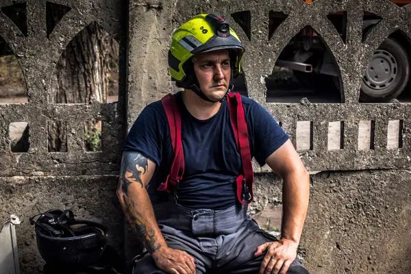 Kharkiv, Ukrayna, 25 Temmuz 2025. İtfaiyeciler, KAB hava bombasıyla vurulan Harkiv 'in hastanelerinden birine yapılan saldırıya yanıt verdiler. Hastane tamamen harap olmuştu. Hasar çok büyüktü..