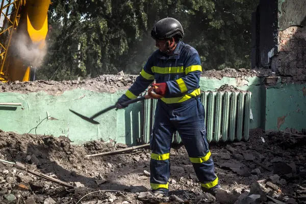 Kharkiv, Ukrayna, 25 Temmuz 2025. İtfaiyeciler, KAB hava bombasıyla vurulan Harkiv 'in hastanelerinden birine yapılan saldırıya yanıt verdiler. Hastane tamamen harap olmuştu. Hasar çok büyüktü..